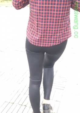 63581草坪上的黑色紧身皮裤长腿女孩视频