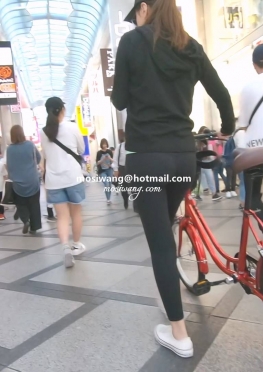 75968汽车的黑色紧身裤长腿小姐姐视频