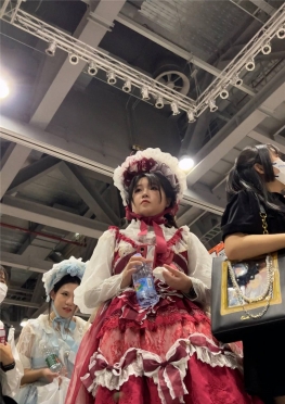 68912-68917逛漫展的短裙白丝女孩子视频