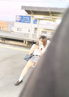 68257等地铁的jk短裙长腿女孩子视频