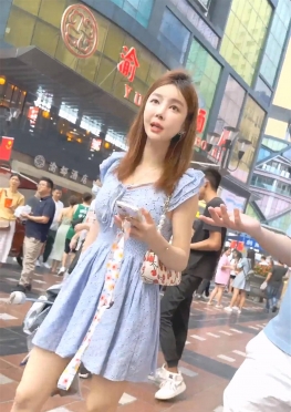 67073逛商场的短裙大长腿白腿美女视频