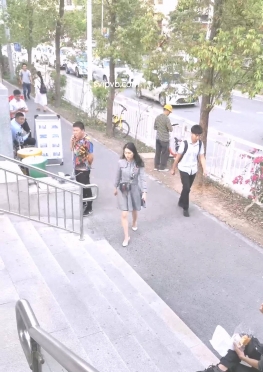 68442过天桥的短裙肉丝足长腿女孩子视频