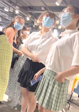 68703陪着同学逛商场的jk短裙白腿小姐姐视频