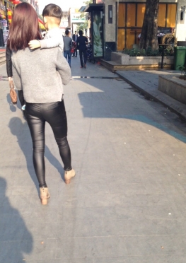 59175-59176-59177逛街的黑色紧身皮裤翘臀大长腿美女视频