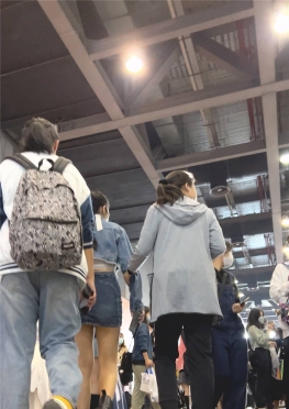 68656-68657展会现场的牛仔短裙包裙长腿小姐姐视频