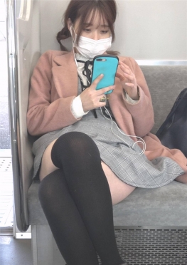 68304乘坐地铁在对面的短裙小姐姐小姐姐视频