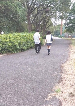 68279在公园里休息的jk短裙长腿女同学视频