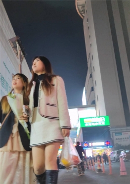 68122逛街去店里喝东西的短裙长靴长腿小姐姐视频