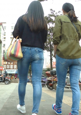 61274逛街的紧身牛仔裤美女视频