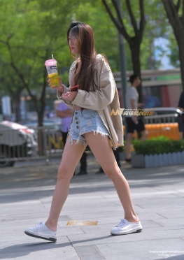 街拍好漂亮很甜的一个妹子，牛仔热裤长腿美女