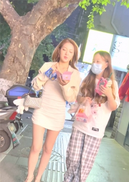 68446和闺蜜逛街吃东西的短裙大白腿冷白皮女孩视频