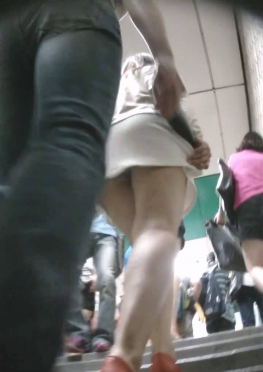 69094走楼梯的白色短裙长腿小姐姐视频