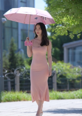 72874-72875爱晒太阳的粉色长裙包裙长腿美女视频