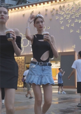 69330逛街的短裙大长腿女孩视频