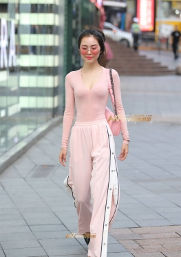 粉红小姐姐气质美女逛街