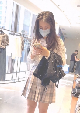 68516戴着口罩逛街的jk短裙小姐姐视频