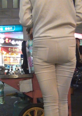 64996-64997交叉着长腿买东西的白色紧身裤美腿美女视频