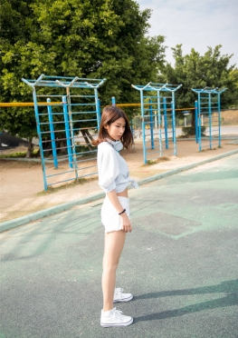 2782操场耳j白色RK【240P】操场上锻炼的白色热裤肉丝足女孩