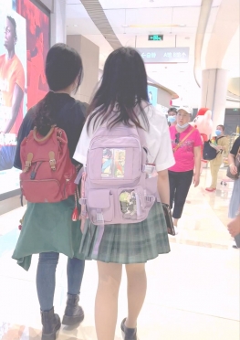 68526和闺蜜同学逛商场的jk短裙白丝长腿小姐姐视频