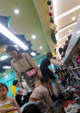 73089在淘气堡玩耍的肉丝足美女视频