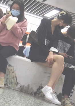 68861坐着等地铁的短裙小姐姐女孩子视频