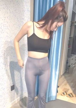 71617来我家锻炼的灰色透明瑜伽裤长腿美女同学视频