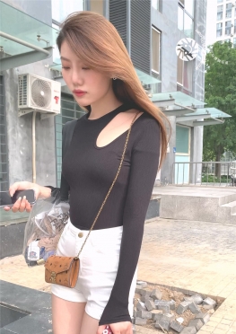 64352-64353魔镜街拍第一站白色热裤女孩被狗挡住了去路视频