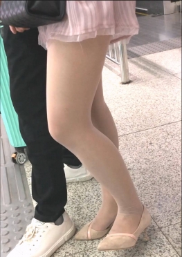 69699-69700一起等车的肉丝足长腿女孩视频