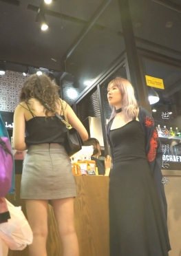 69379陪朋友逛街的短裙小姐姐女孩子视频