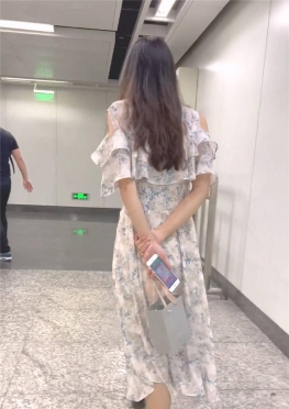 68705一个人回家的长腿小姐姐视频