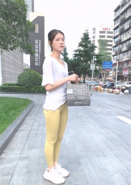 67912喜欢锻炼身体的紧身裤大长腿女孩视频