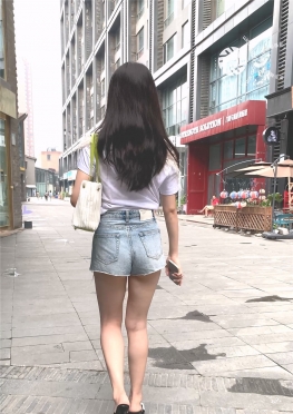 64360逛街之后坐下来背对着我玩手机的牛仔热裤长腿女孩