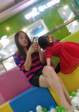 73086玩手机的肉丝足大长腿美女视频