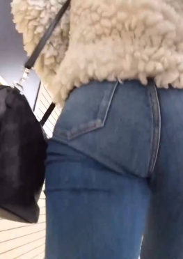 68010乘坐电梯的蓝色紧身牛仔裤长腿女孩视频