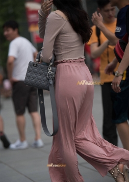 丰满、圆润、性感橙色贴身紧身裤美女