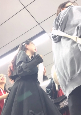 68904魔镜街拍第一站黑色网袜长腿小姐姐视频