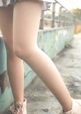 61917学校操场的短裙女孩视频