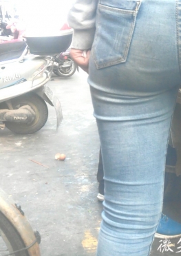 63201魔镜街拍路边摊买吃的紧身牛仔裤长腿女孩视频