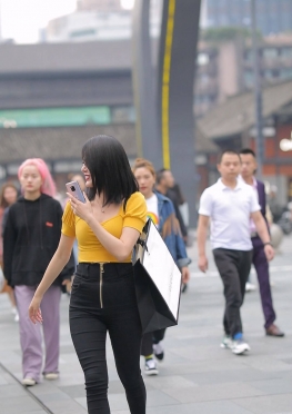 72060逛街的紧身裤长腿美女视频