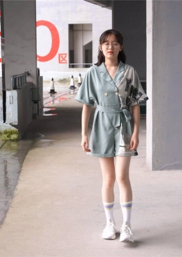 69027我们一起在室外拍摄，坐在地上的棉袜长腿小姐姐视频