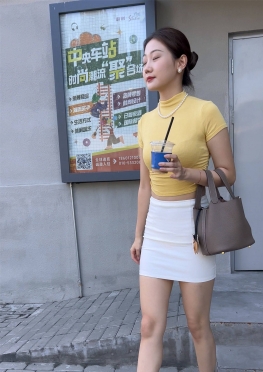 72065爱逛街的白色短裙包裙长腿美女视频
