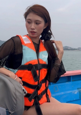 75314在海边玩耍的比基尼大长腿美女视频