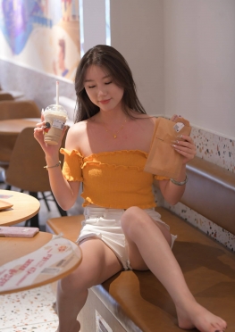 7518白色RK【395P】逛街的白色牛仔热裤短裤长腿美足美女套图