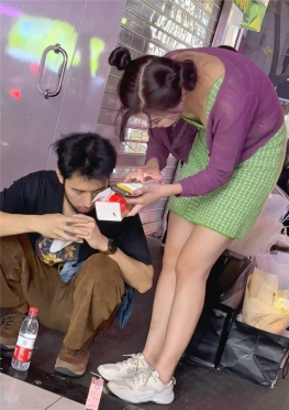 69332晚上路边的丸子头绿色短裙大长腿小姐姐视频