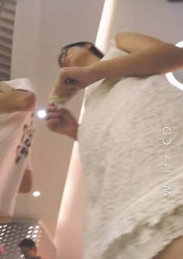 69423-69424逛商场的白色短裙长腿女孩视频