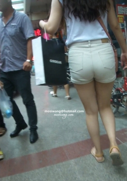 75943逛街的紧身热裤短裤长腿美女视频