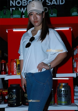 带帽子的牛仔女孩，紧身牛仔裤长腿美女图片