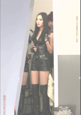 66131-66162魔镜街拍第一站黑色皮短裤长腿白腿美女模特视频