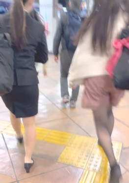 68264穿职业装的短裙肉丝足长腿小姐姐坐在对面看着我视频