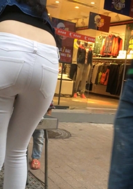 75146街拍逛街的白色紧身裤长腿美女视频